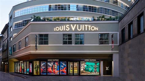 louis vuitton montenapoleone commessa martine|louis vuitton hotel milano.